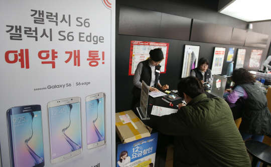 삼성전자의 스마트폰 갤럭시S6 예약개통이 개시된 1일 오후 서울 종로구 광화문 KT올레스퀘어에서 고객들이 휴대전화 구매상담을 하고 있다.